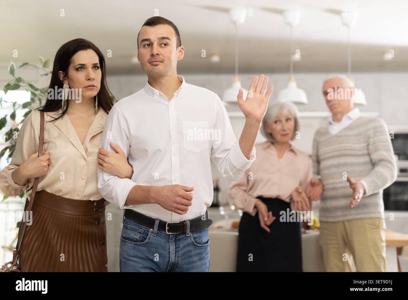 Ein Paar mit einem Mann zu verlassen, der Eltern eine Geste des Aufhörens von Argumenten gibt Stockfoto