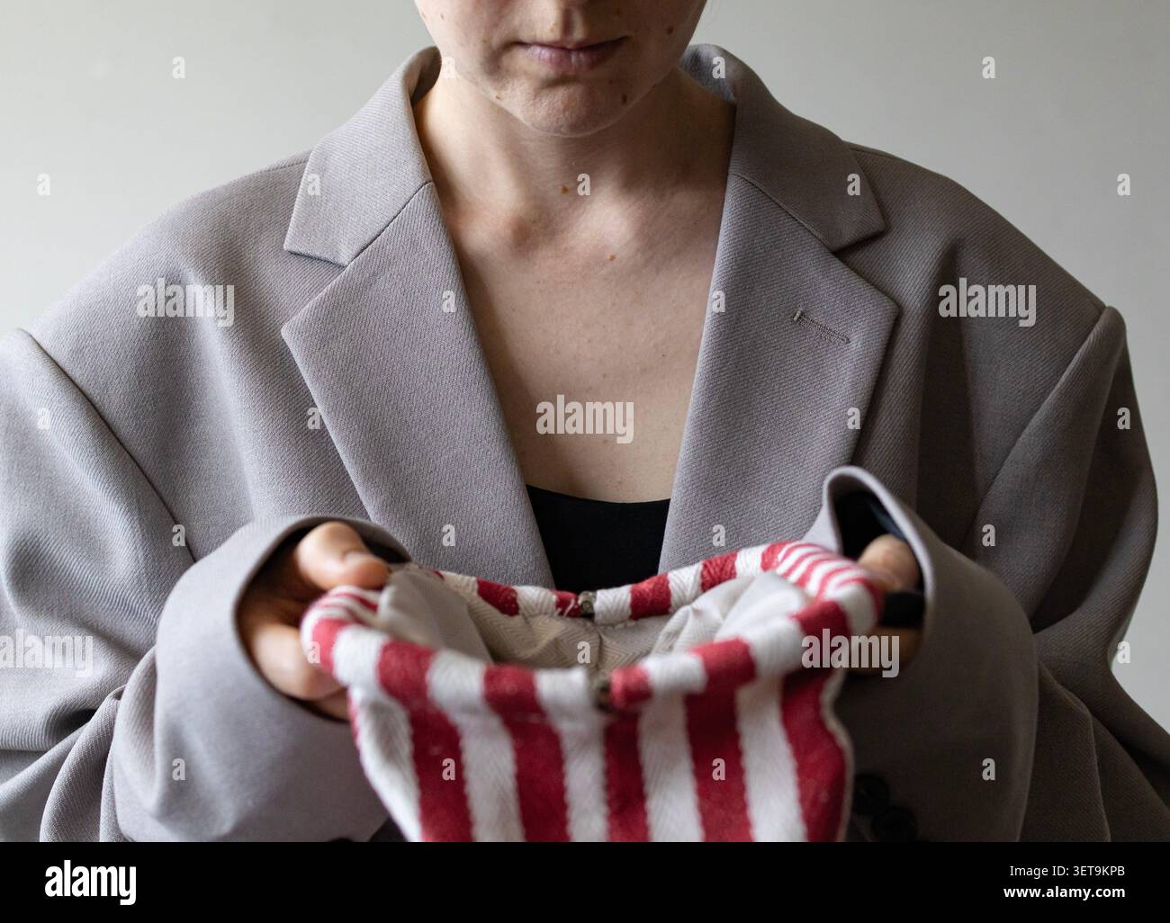 Frau mit leerem Stoffbeutel als Symbol für finanzielle Schwierigkeiten und Geldmangel Stockfoto