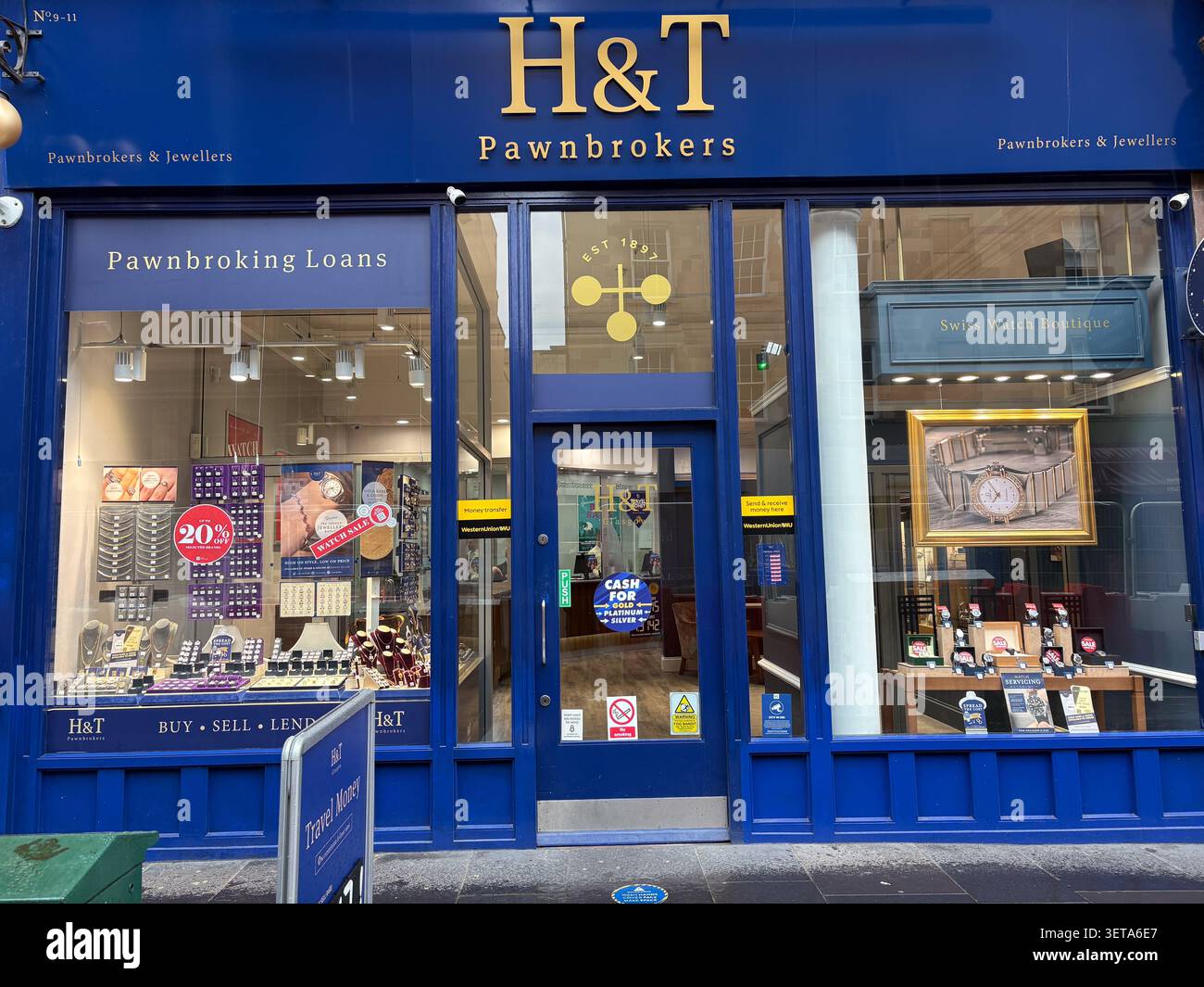 H&T Pfandleiher kaufen von außen in Glasgow, Schottland, mit Schaufenstern mit Schmuck, Uhren und Werbung für Finanzdienstleistungen. Stockfoto