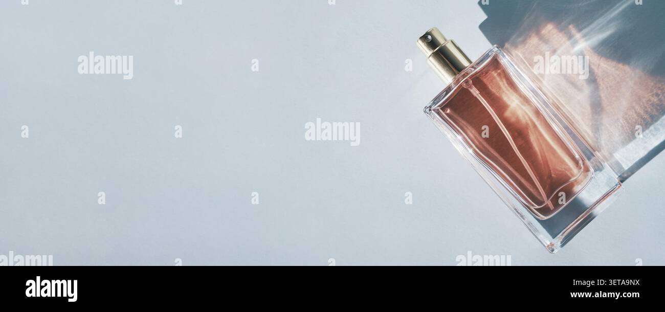 Parfümflasche mit ästhetischen Schatten, Bannerformat Stockfoto