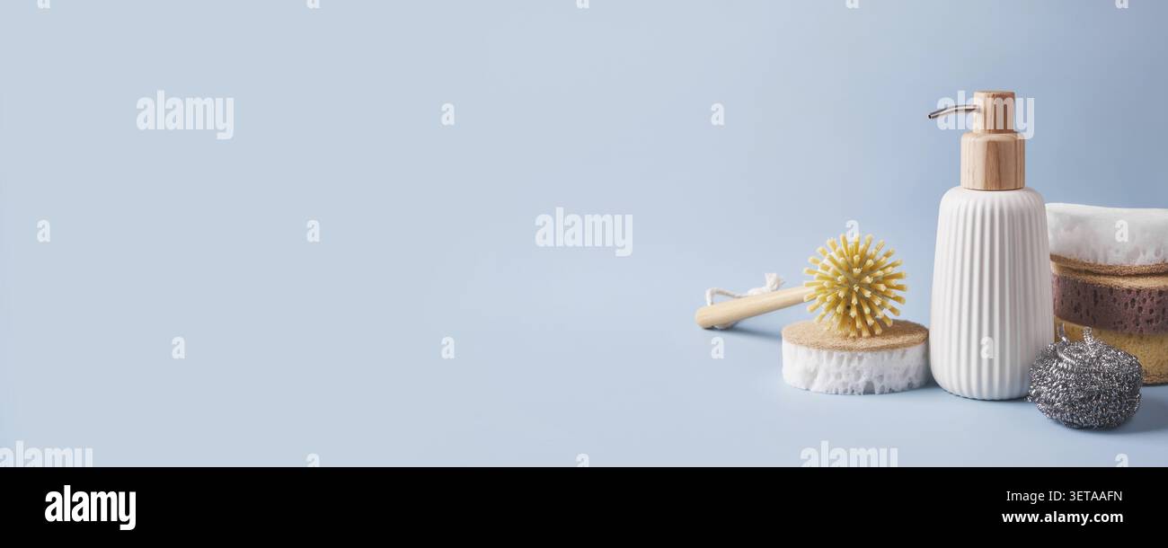 Nachhaltige Küchenreinigungsmittel und Flüssigseifenspender im Bannerformat Stockfoto