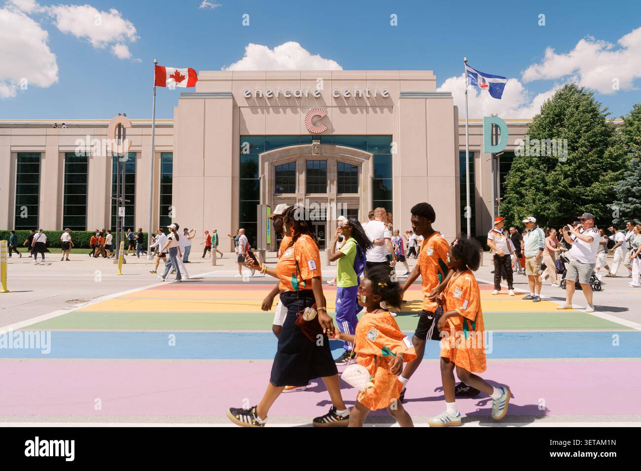 Toronto, Kanada - 20. Juni 2026: Fußballfans in orangen Trikots gehen vor dem Spiel der FIFA-Weltmeisterschaft am Enercare Centre vorbei Stockfoto