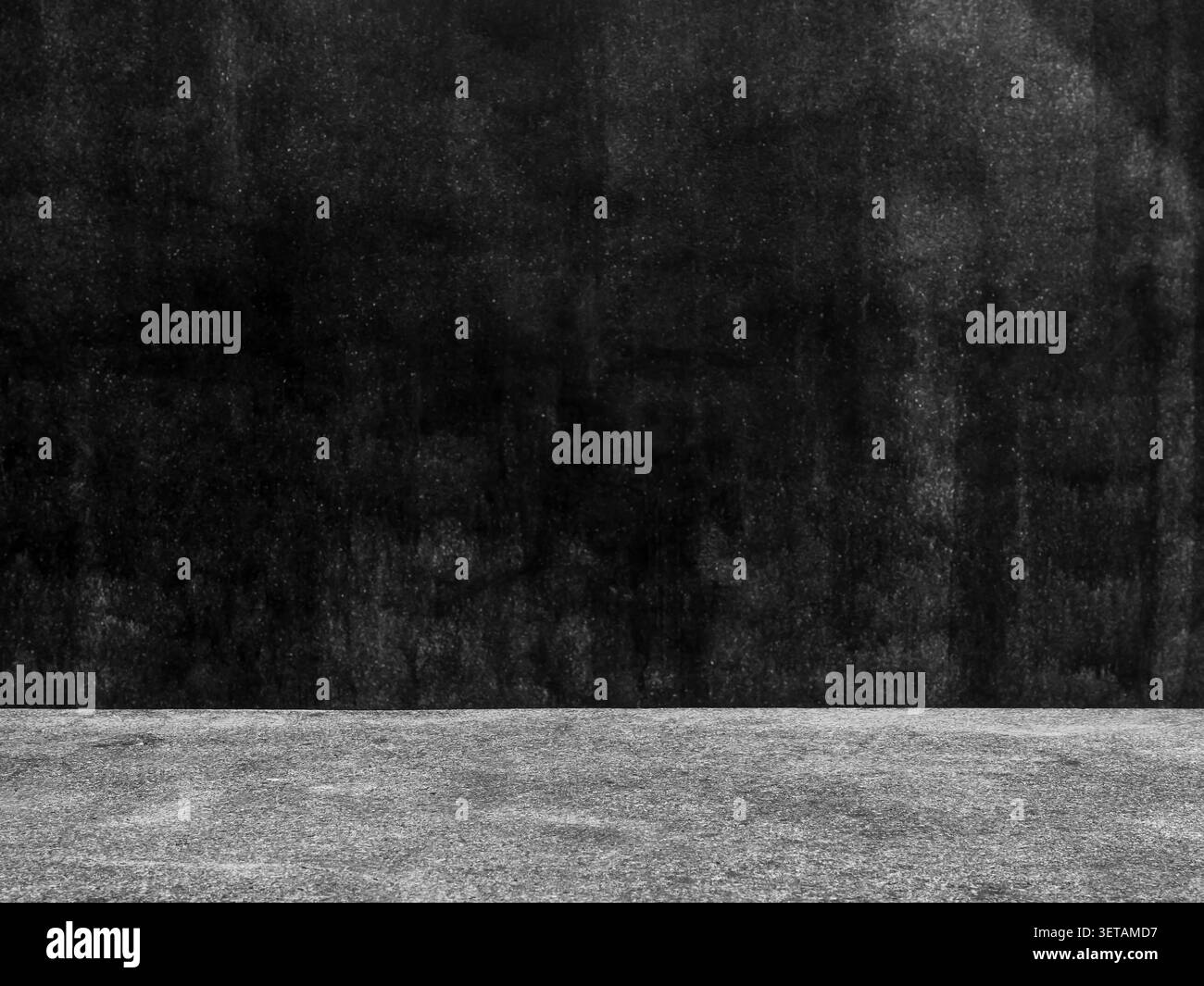 Leerer Steintisch mit dunklem Betonhintergrund für Produktpräsentation, Mockup-Präsentation und minimalistisches Studio-Showcase, Loft-Stil, ausgestattet in Stockfoto