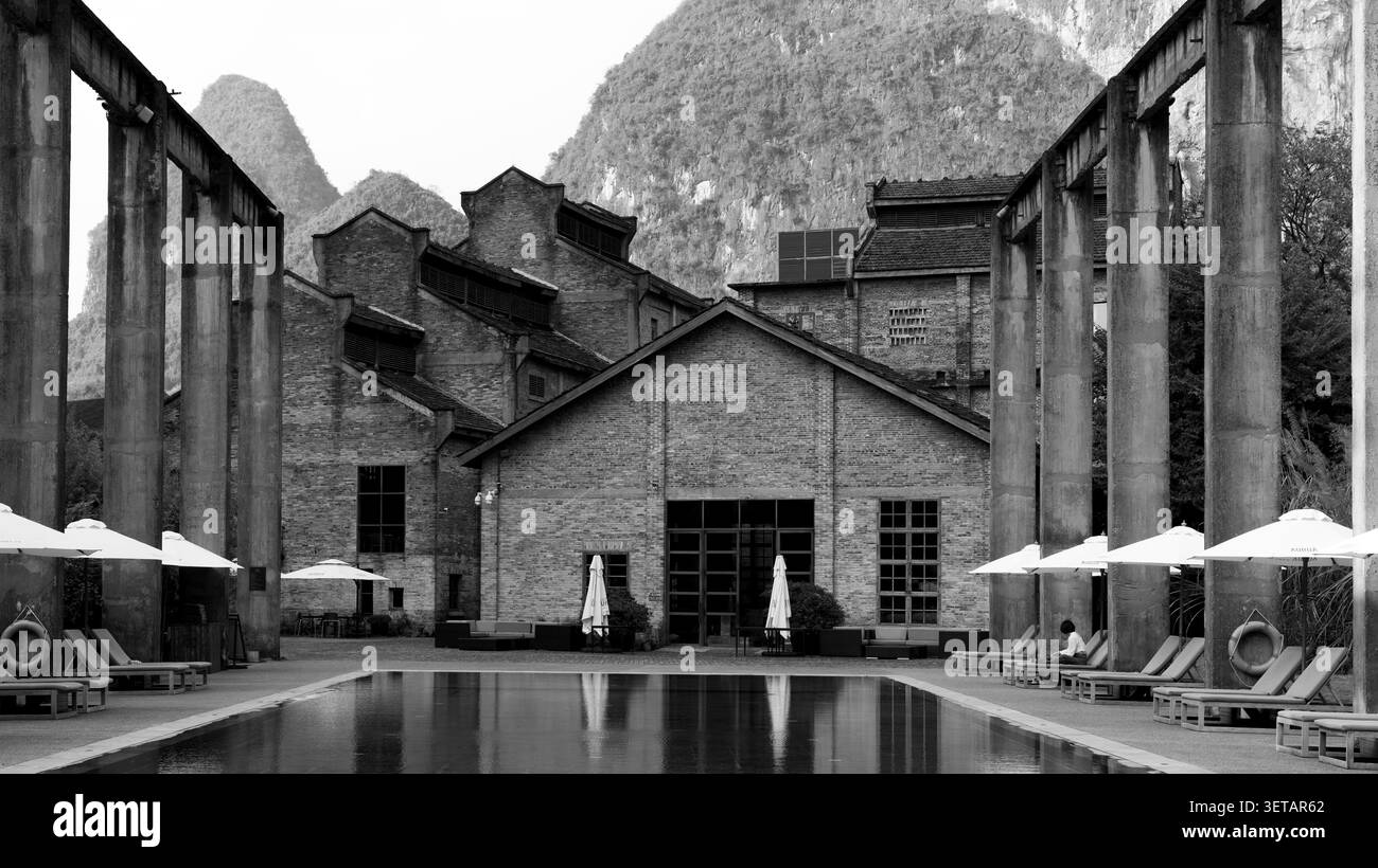 Alila Yangshuo, ein umgebautes Zuckermühlenhotel aus den 1960er Jahren, umrahmt von Karstbergen, Yangshuo, Guangxi, China Stockfoto
