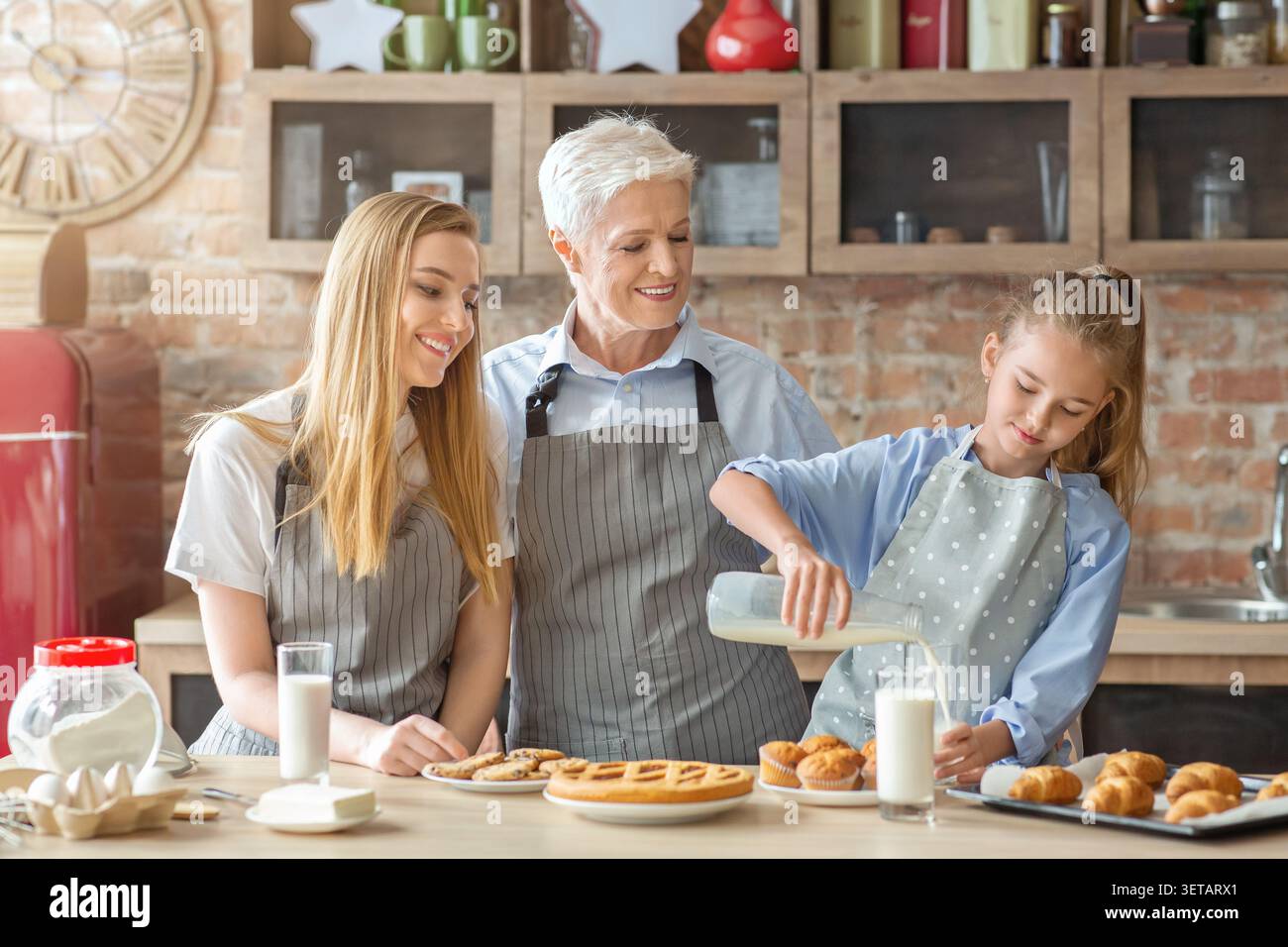 Familienbacken in einer gemütlichen Küche am Nachmittag Stockfoto