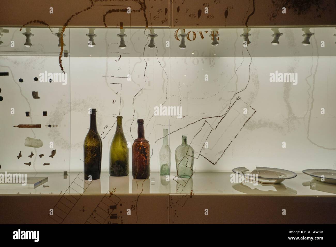 Alte braune, grüne, klare Flaschen. Im Rocks Discovery Museum in Sydney, NSW, Australien. Stockfoto