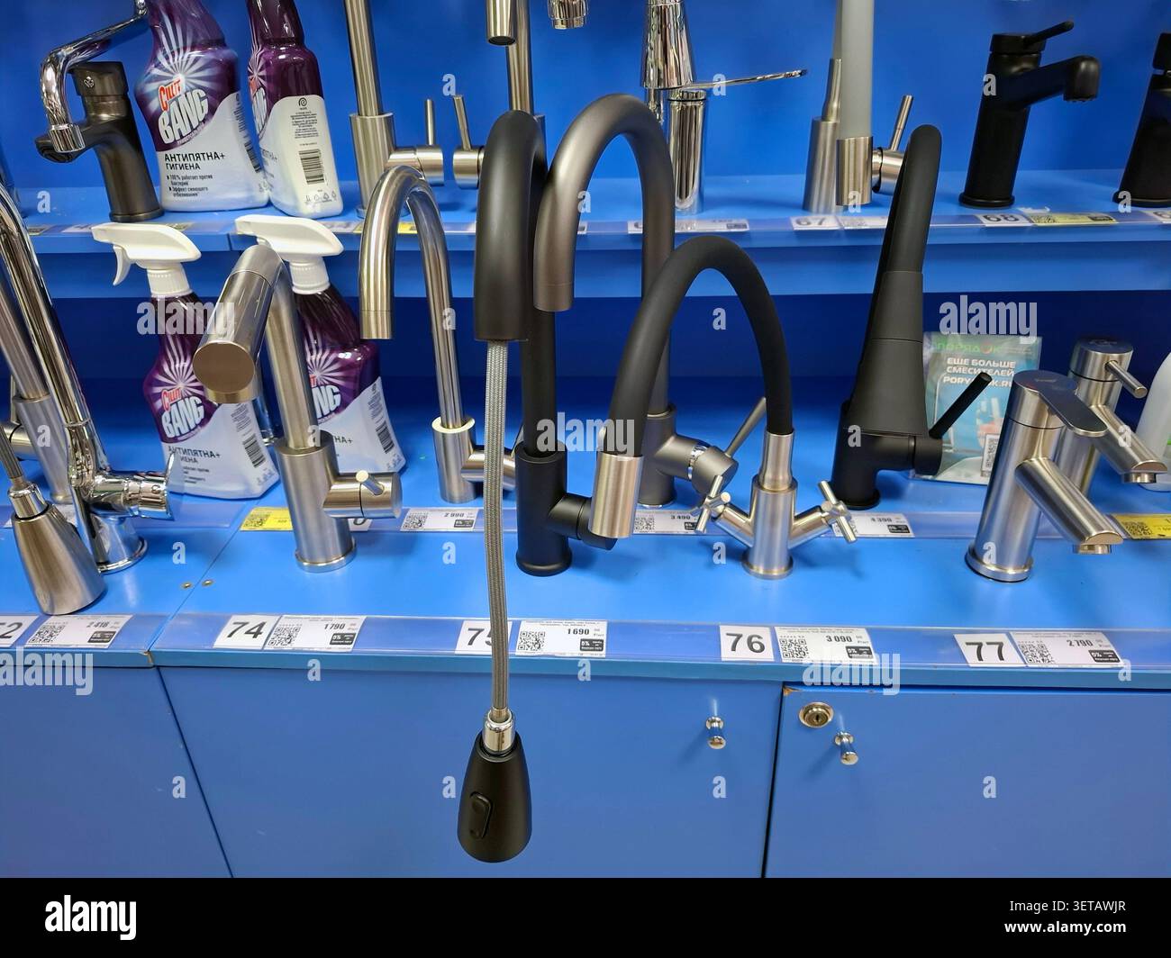WORONESCH, Russland - 21. Februar 2026. Küchenarmaturen mit herausziehbaren Sprühgeräten in mattschwarz und gebürstetem Nickel sind auf dem Ausstellungsregal im Geschäft in zu sehen Stockfoto