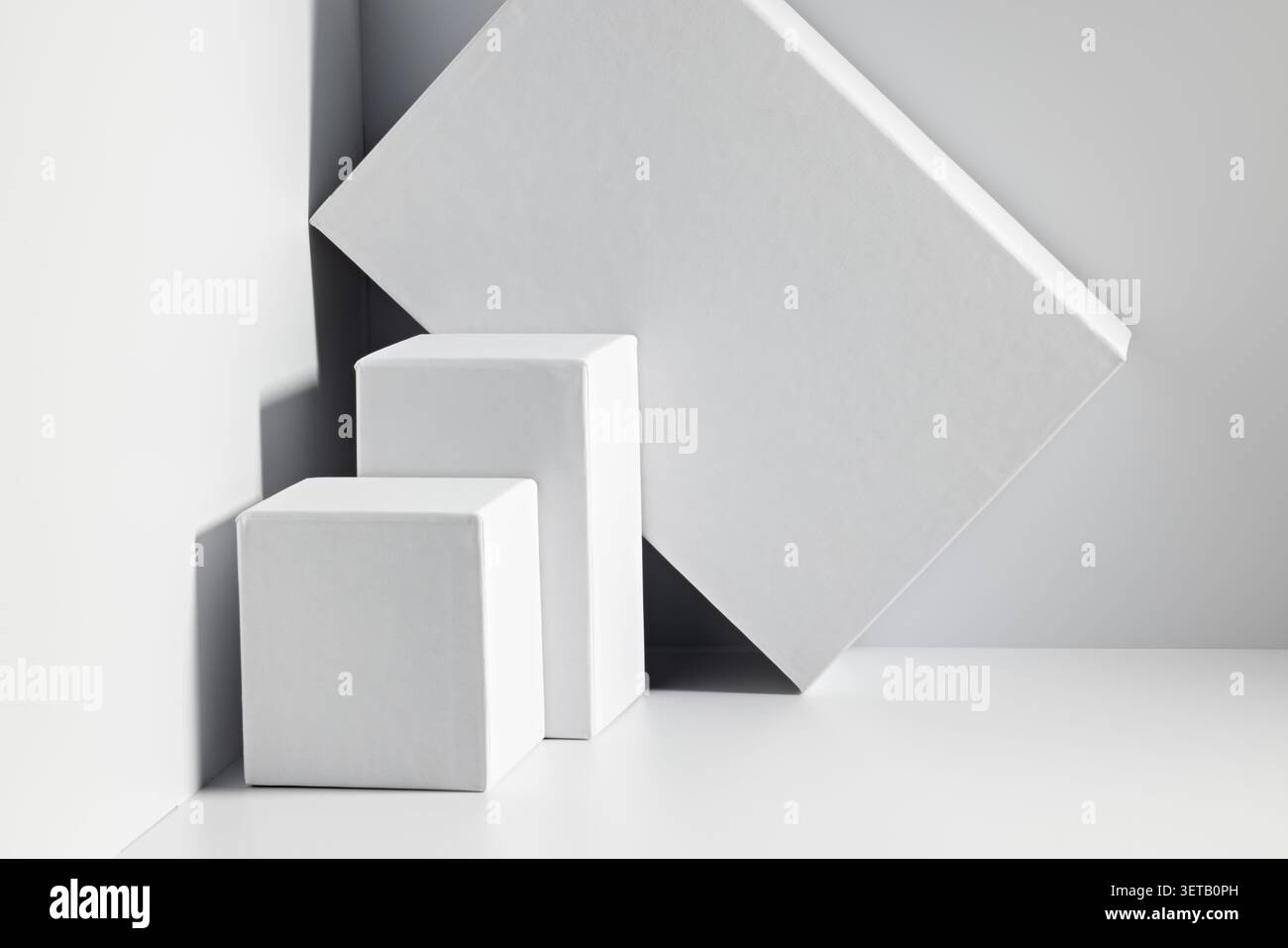 Abstrakte minimalistische Komposition mit geometrischen weißen Blöcken und Schatten in Studio Light Stockfoto