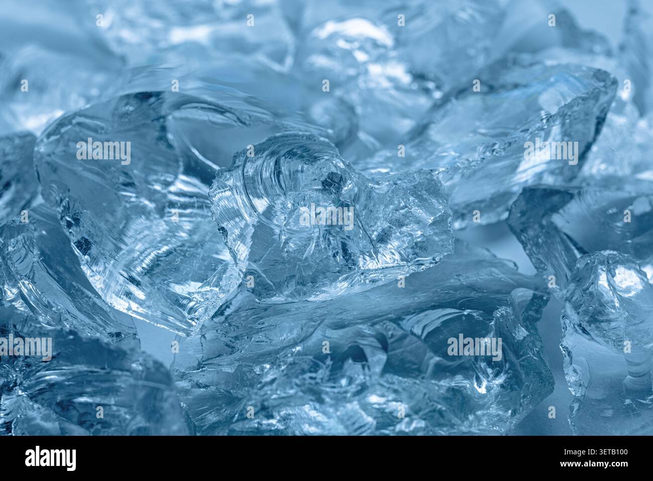 Nahaufnahme von transparenten Eisblöcken mit komplizierten Mustern in kühlen Blautönen Stockfoto