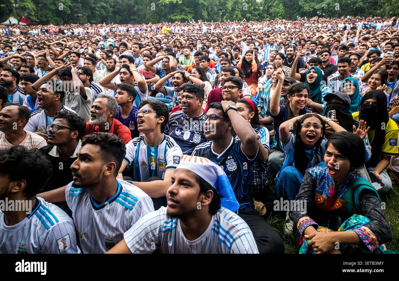 Dhaka, Bangladesch - 17. Juni 2026: Blick auf eine große Menge leidenschaftlicher Fußballfans in argentinischen Trikots, die sich draußen versammelten, um ein Spiel mit ihnen zu sehen Stockfoto