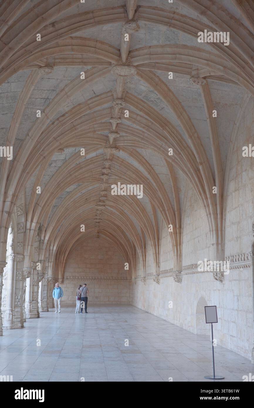 Kloster Mosteiro dos Jerónimos Innenkorridor mit Gewölbedecke und Touristen, Lissabon Stockfoto