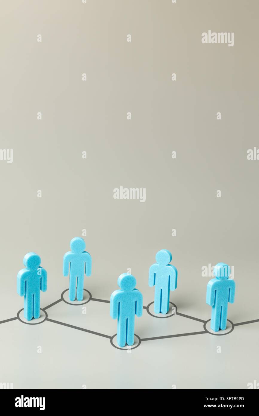 Blaue Zahlen, die über eine digitale Netzwerkleitung auf grauem Hintergrund verbunden sind. Soziale Netzwerke, Organisationsstruktur, Unternehmenskommunikationskonzept. Stockfoto