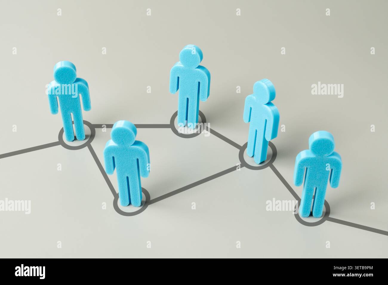 Blaue Zahlen, die über eine digitale Netzwerkleitung auf grauem Hintergrund verbunden sind. Soziale Netzwerke, Organisationsstruktur, Unternehmenskommunikationskonzept. Stockfoto