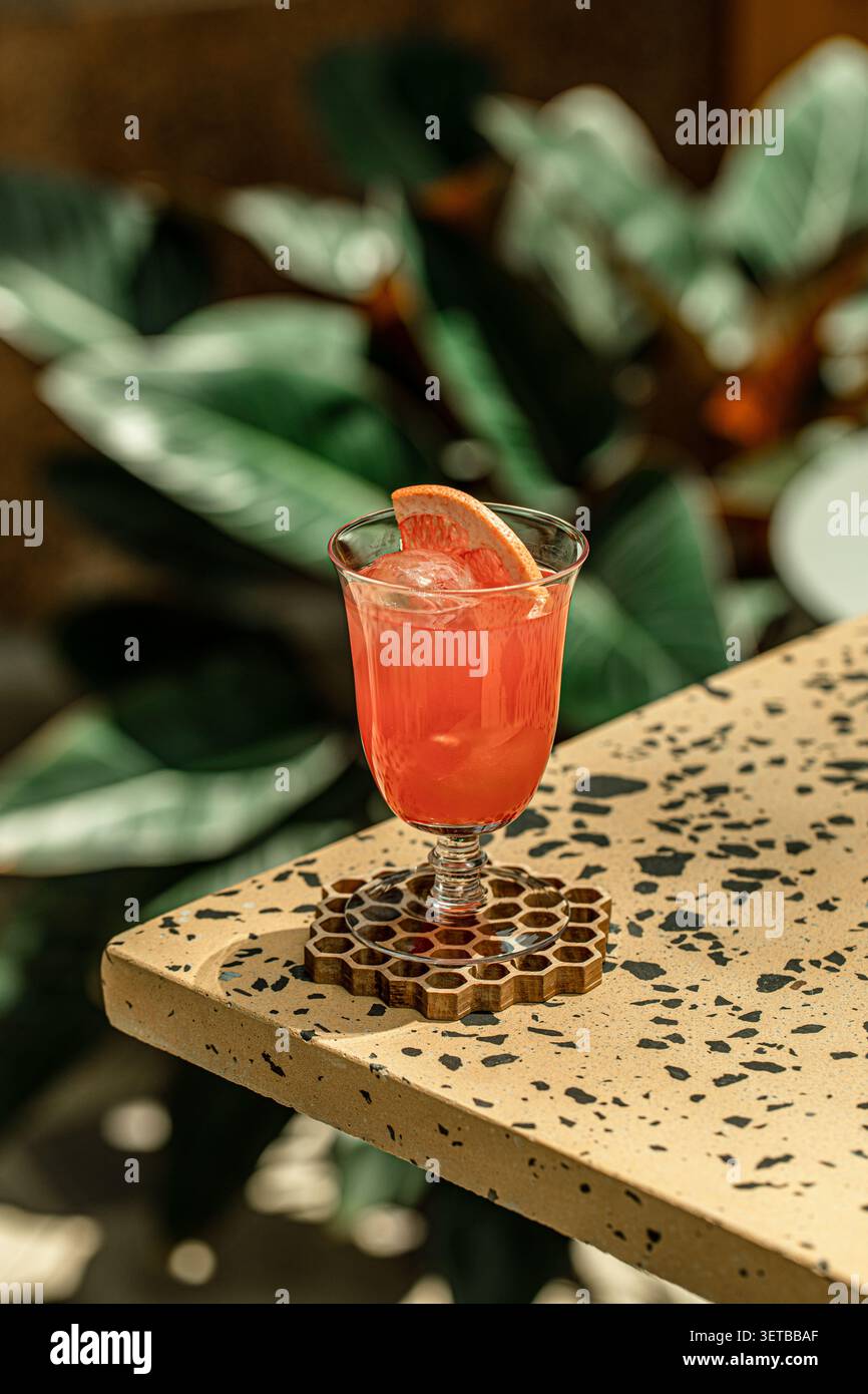 Frischer Grapefruit-Cocktail mit Eis auf dem Tisch Stockfoto