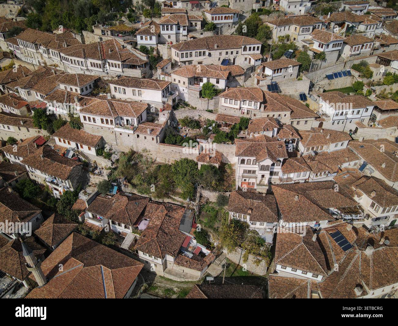 Ein Blick aus der Luft zeigt die dicht gepackten historischen osmanischen Häuser von Berat, Albanien, mit markanten weißen Fassaden und zahlreichen Toren Stockfoto