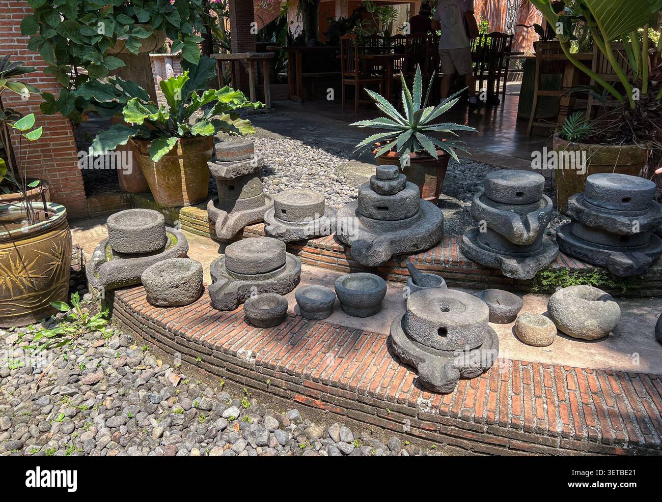 Ugu Bigyans Töpfergarten, Kunstgalerie, Werkstatt, Shop & Restaurant in Tiaong, Provinz Quezon, Philippinen. Ehemaliges Haus des Töpfers und philippinischen Künstlers - Smartphone-aufgenommenes Stockfoto