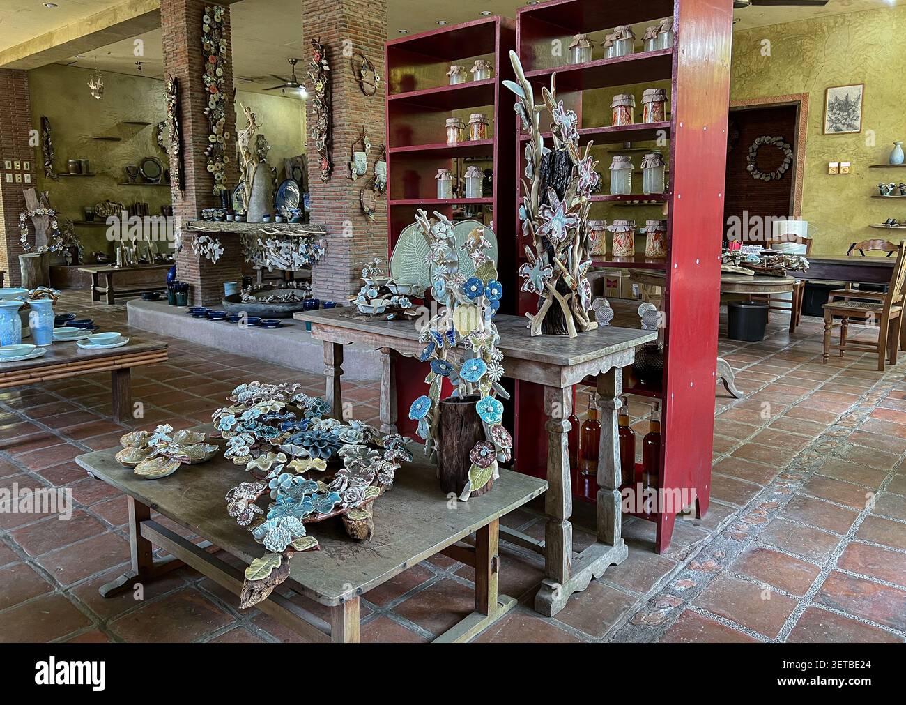 Ugu Bigyans Töpfergarten, Kunstgalerie, Werkstatt, Shop & Restaurant in Tiaong, Provinz Quezon, Philippinen. Ehemaliges Haus des Töpfers und philippinischen Künstlers - Smartphone-aufgenommenes Stockfoto