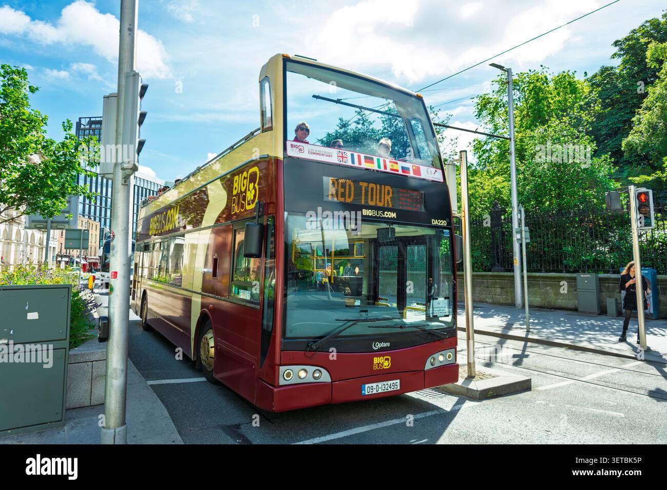 Hop-on-Hop-off-Sightseeing Big Bus Tours Doppeldeckertour auf der Nassau Street im Stadtzentrum von Dublin Irland Stockfoto