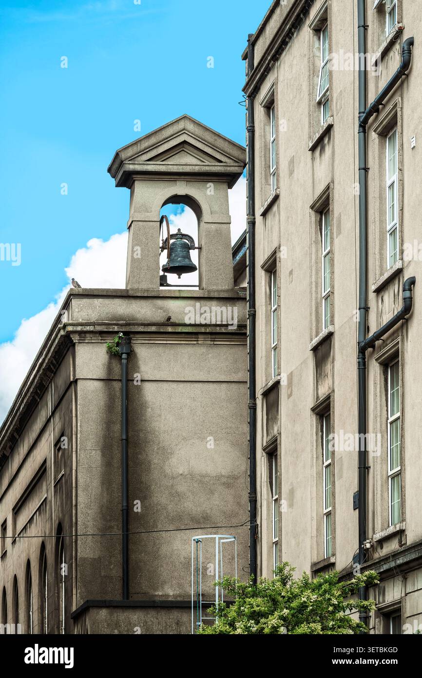 Historisches Steingebäude mit antikem Glockenturm und Architektur im Stadtzentrum von Dublin Irland Stockfoto