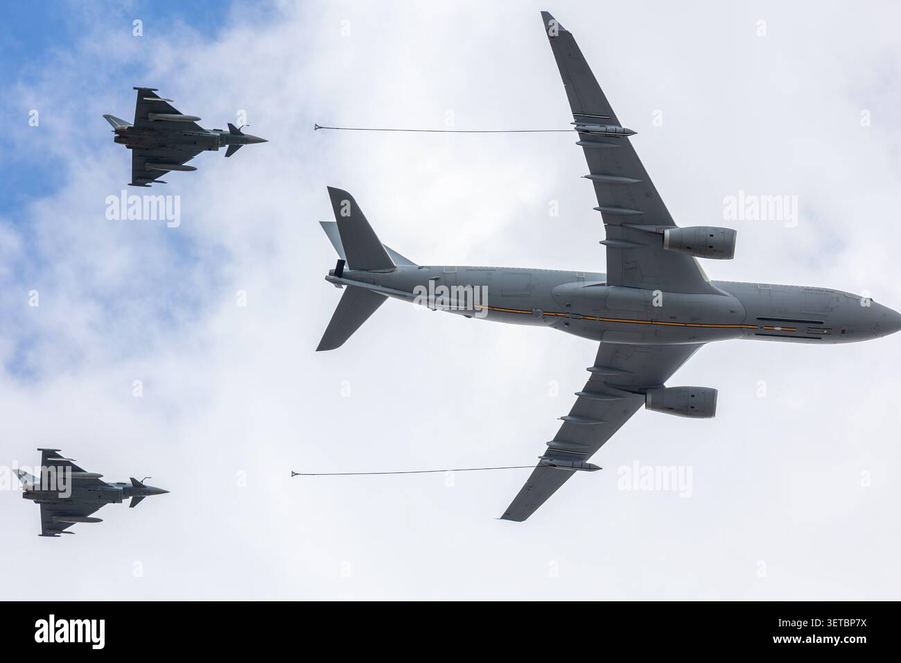 Europäisches US-MRTT-Tankflugzeug fliegt Formationsjäger während der Luftvorführung. Militärische Luftfahrt zeigt Luftbetankungsfähigkeit an Stockfoto