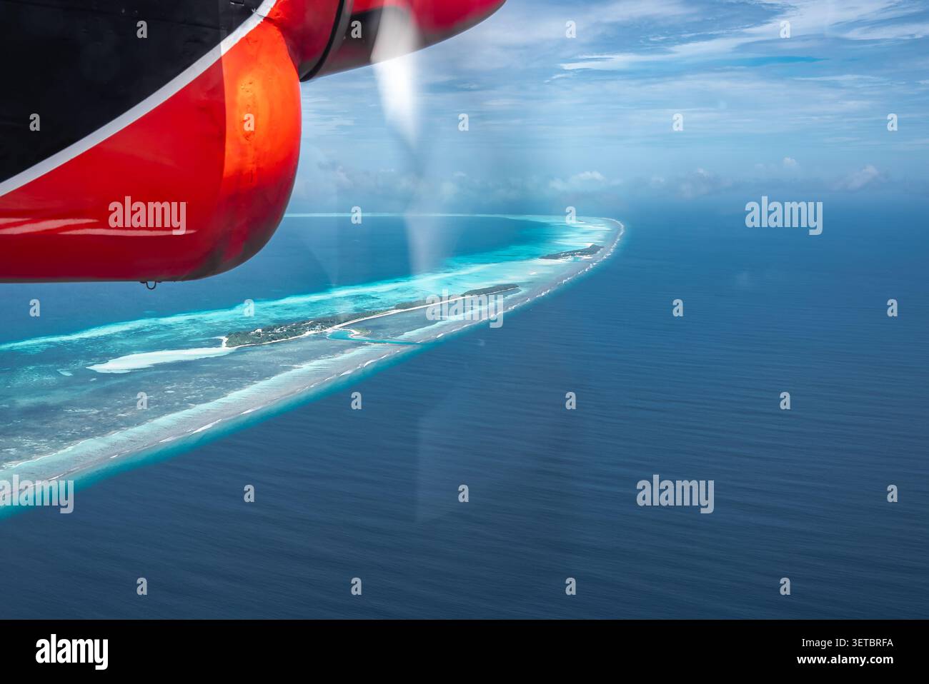 Luftaufnahme mit dem Wasserflugzeug auf dem Malediven-Atoll mit rotem Motorgondel Stockfoto