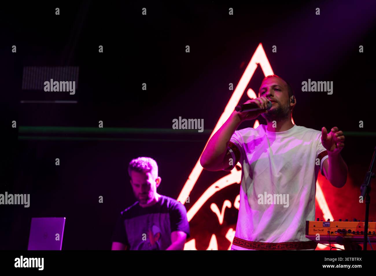 Ramzy Suleiman (bekannt als Z the People): Synthesizer-Spieler und Sänger des palästinensischen und jordanischen Musikkollektivs 47SOUL, das 2013 in Amman gegründet wurde und bekannt dafür war, das Musikgenre „Shamstep“ erfunden zu haben. Rom, 21. Juli 2026 Stockfoto