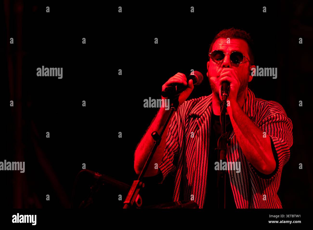 Tareq Abu Kwaik (auch bekannt als El Far3i): Rapper, Perkussionist und Sänger des palästinensisch-jordanischen Musikkollektivs 47SOUL, das 2013 in Amman gegründet wurde und für seine Pionierarbeit im Musikgenre „Shamstep“ bekannt ist. Rom, 21. Juli 2026. Stockfoto