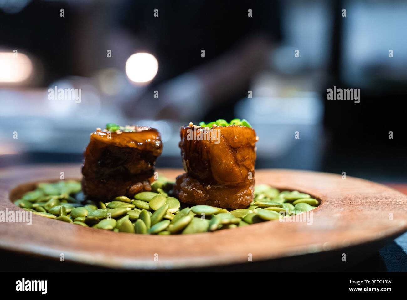 Glasierte Verkostung von Kürbiskernen im Malediven Resort Restaurant Stockfoto