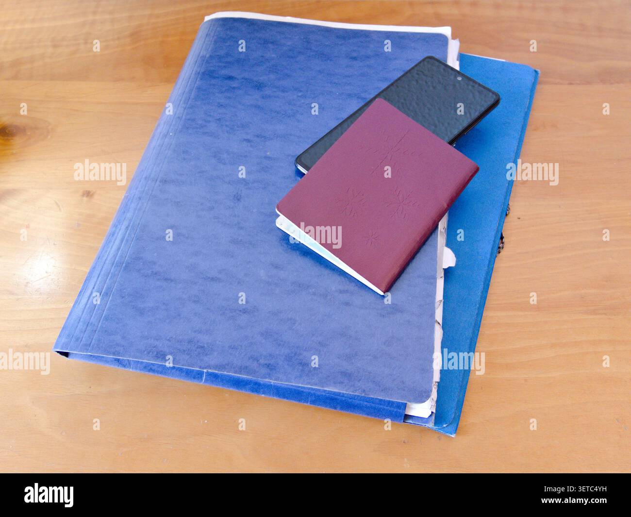 Mobiltelefon auf Ordnern, die Dokumente enthalten Stockfoto
