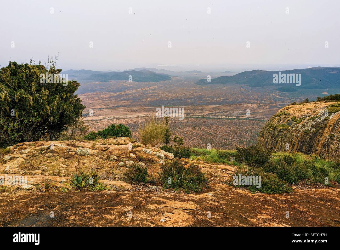 Panoramablick auf vulkanische Felsformationen, Berge und Täler vom Gipfel des Mount Ololokwe, Kenia Stockfoto