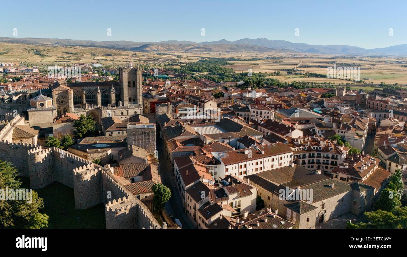 Panoramablick auf die Drohne in der Altstadt von Avila mit Kulisse der Sierra Gredos Stockfoto