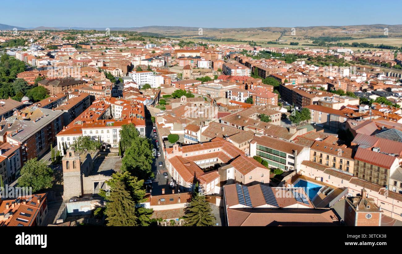 Avila City Mixed Architecture Rote Dächer und Kirchturm Stockfoto