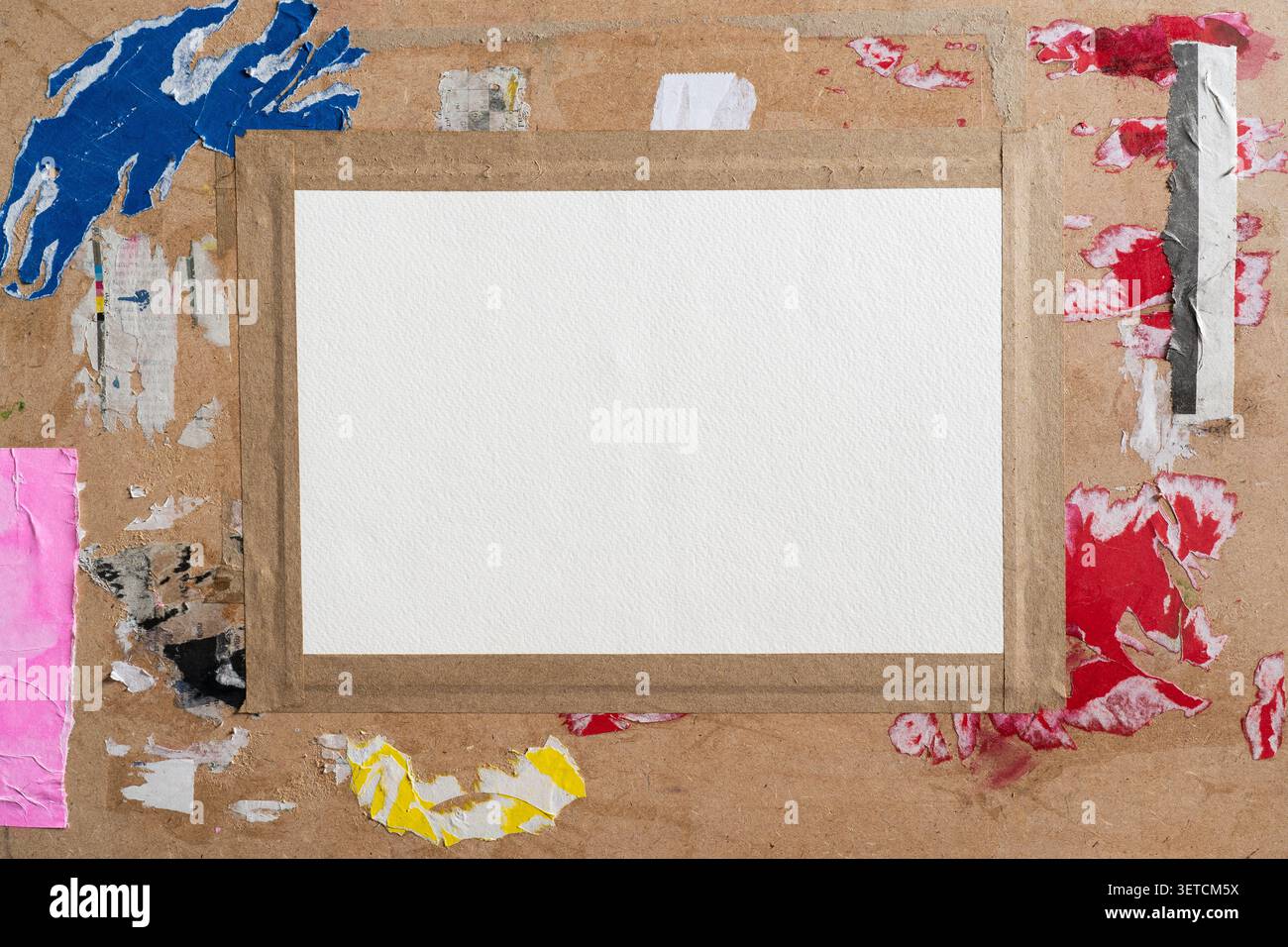Aquarellpapier, das mit klebendem braunen Papierklebeband auf einer schmutzigen, farbspritzbespritzten bunten Holzplatte gespannt ist Stockfoto
