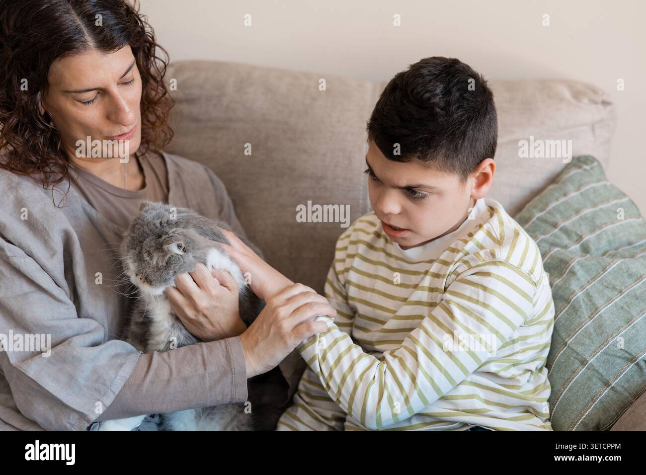 Mutter und Sohn mit Zerebralparesebindung in der Entwicklung einer Haustiertherapie Stockfoto