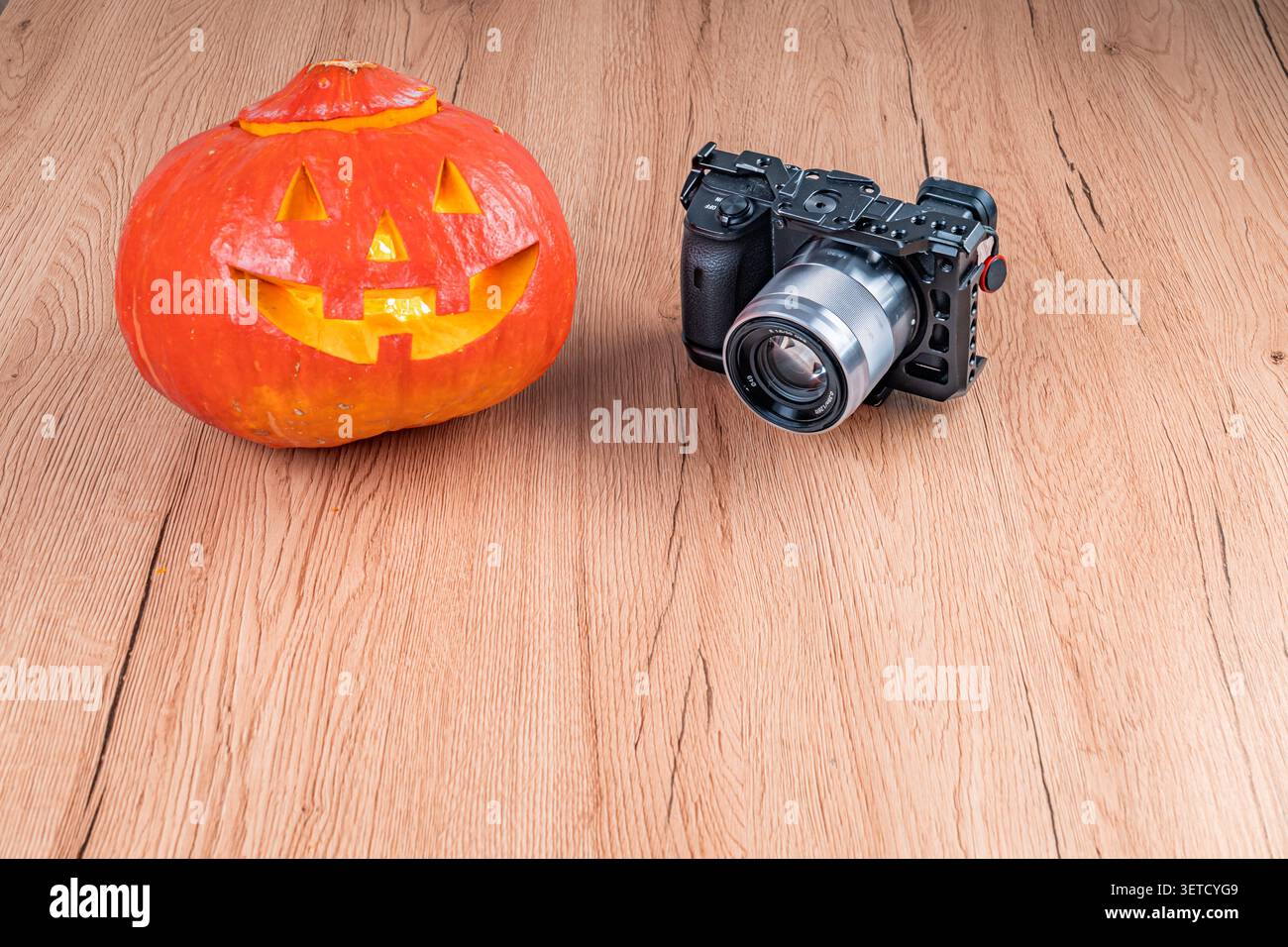 Halloween Jack o' Laterne mit Kamera für die Erstellung von Inhalten Stockfoto