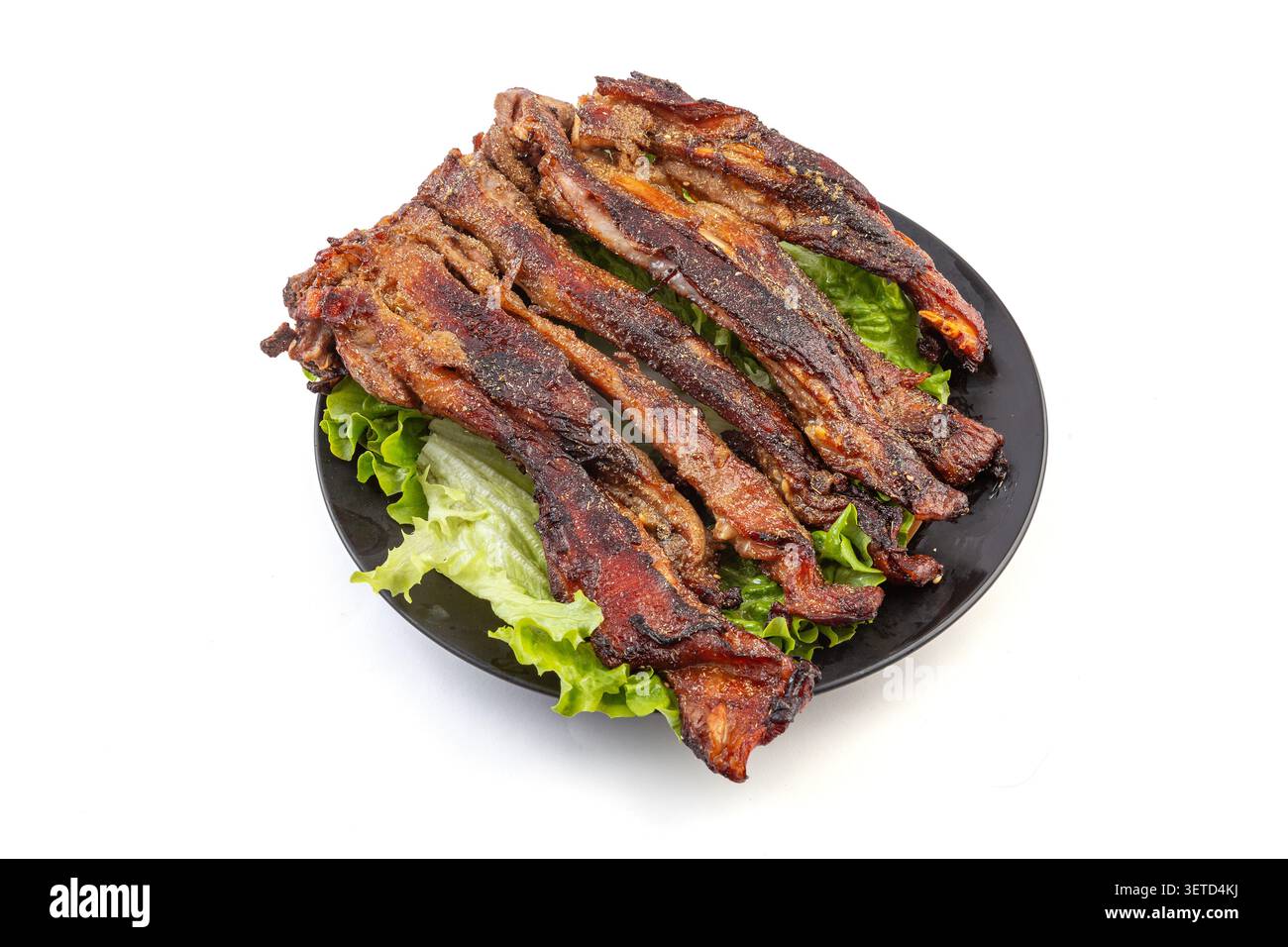 Köstliche geröstete Lammrippchen mit Kräutern auf Teller, gegrilltes Hammelfleisch im asiatischen Stil Stockfoto
