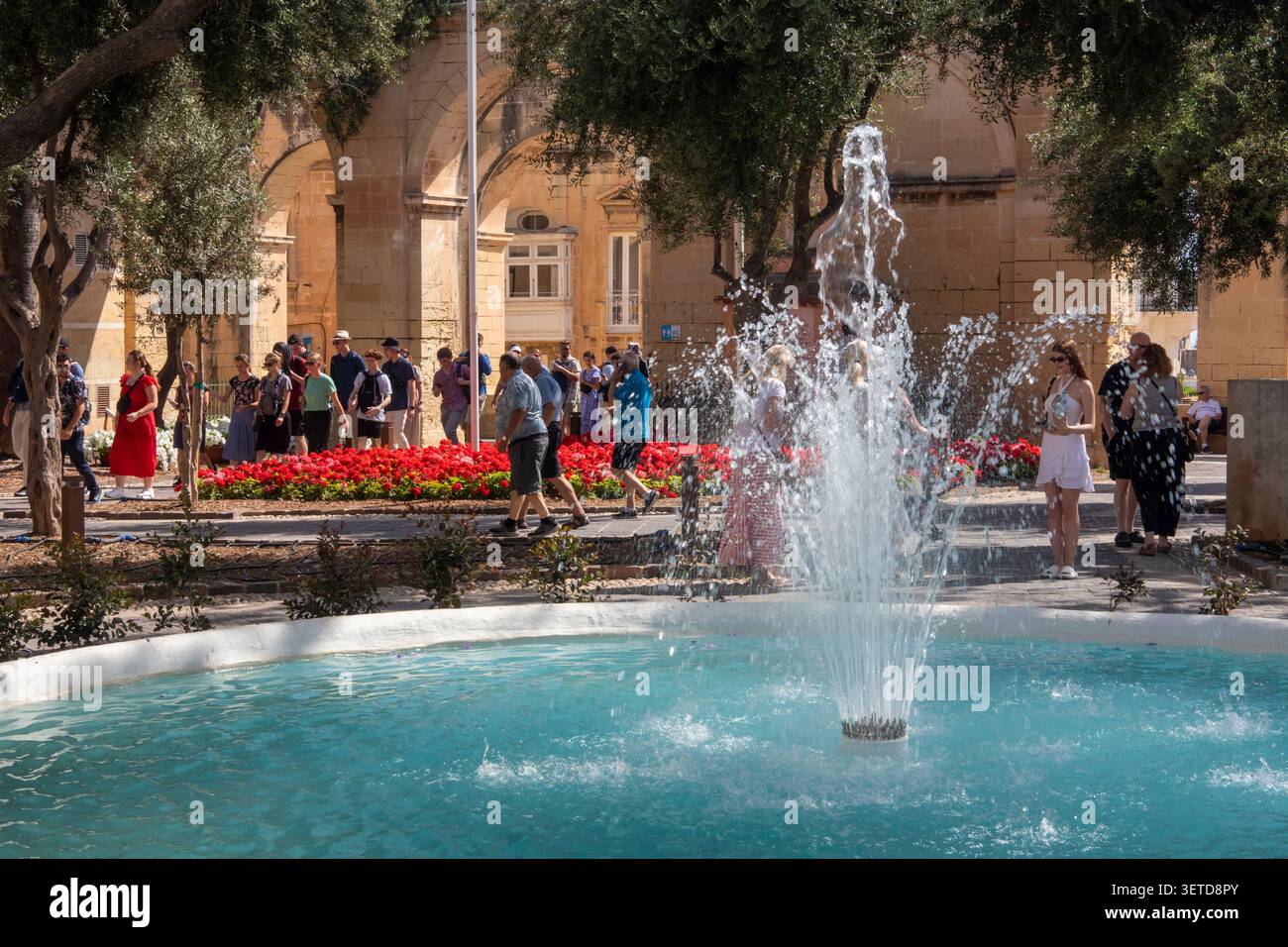 Malta, Valletta, Upper Barrakka Gardens, Besucher rund um den Brunnen über Saluting Battery Stockfoto