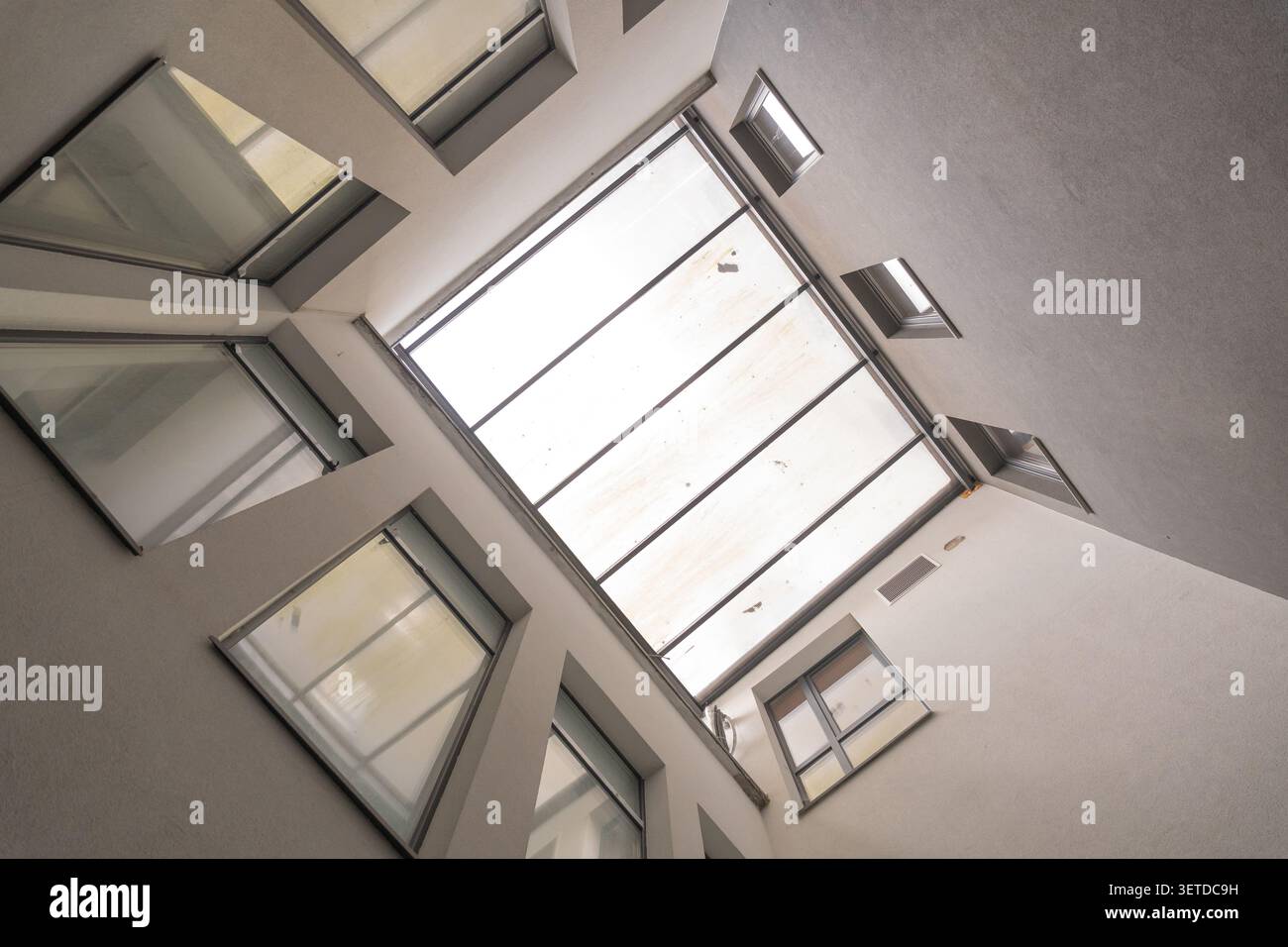 Abstrakte Perspektive auf einen modernen Innenhof mit diffusem Sonnenlicht und klaren minimalistischen Linien Stockfoto