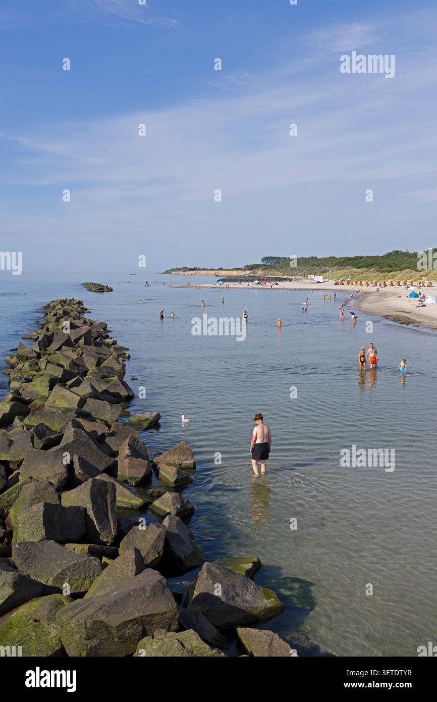 Strand, Menschen, Felsen, Leistengegend, Baden, Wustrow, Fischland, Mecklenburg-Vorpommern, Deutschland Stockfoto