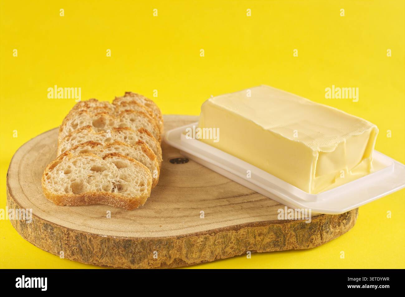 Hausgemachtes Sauerteigbrot und hausgemachte Butter. Stockfoto