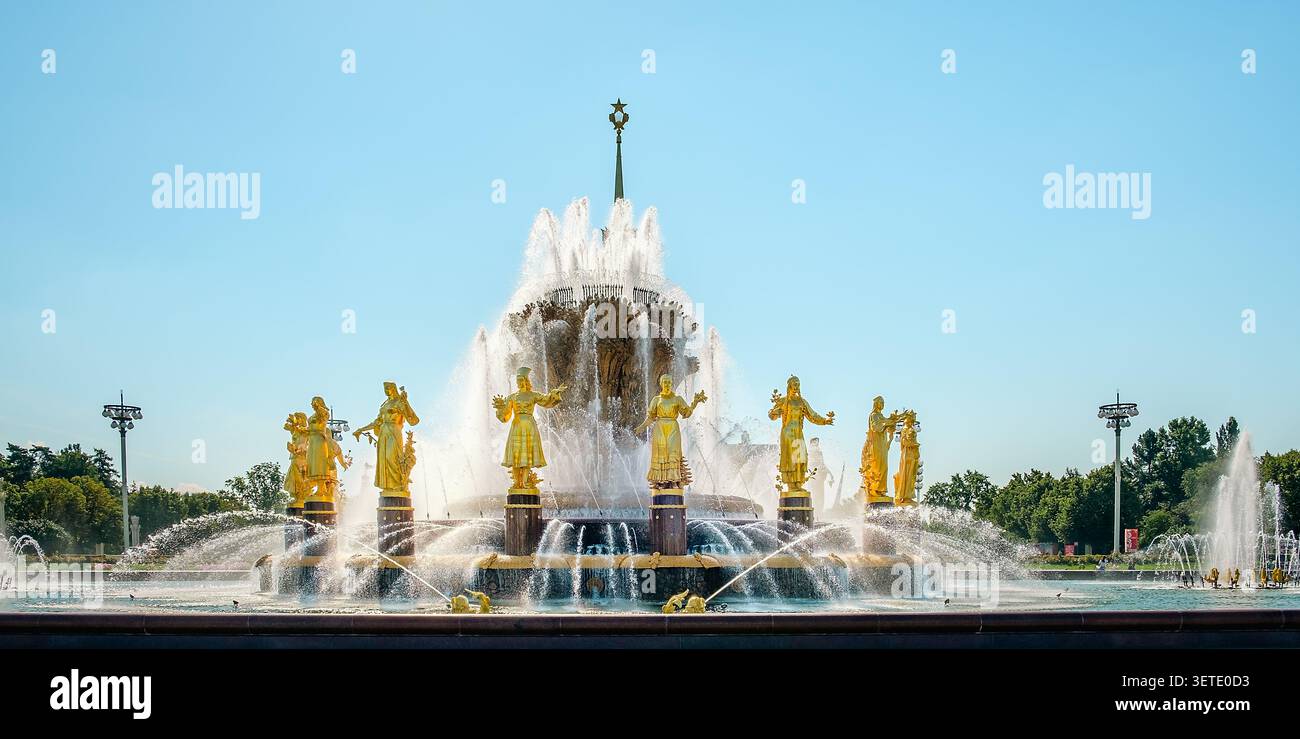 Großer schöner goldener Brunnen Freundschaft der Menschen auf der Ausstellung der wirtschaftlichen Errungenschaften in Moskau, Russland. Berühmter touristischer Ort. Stockfoto
