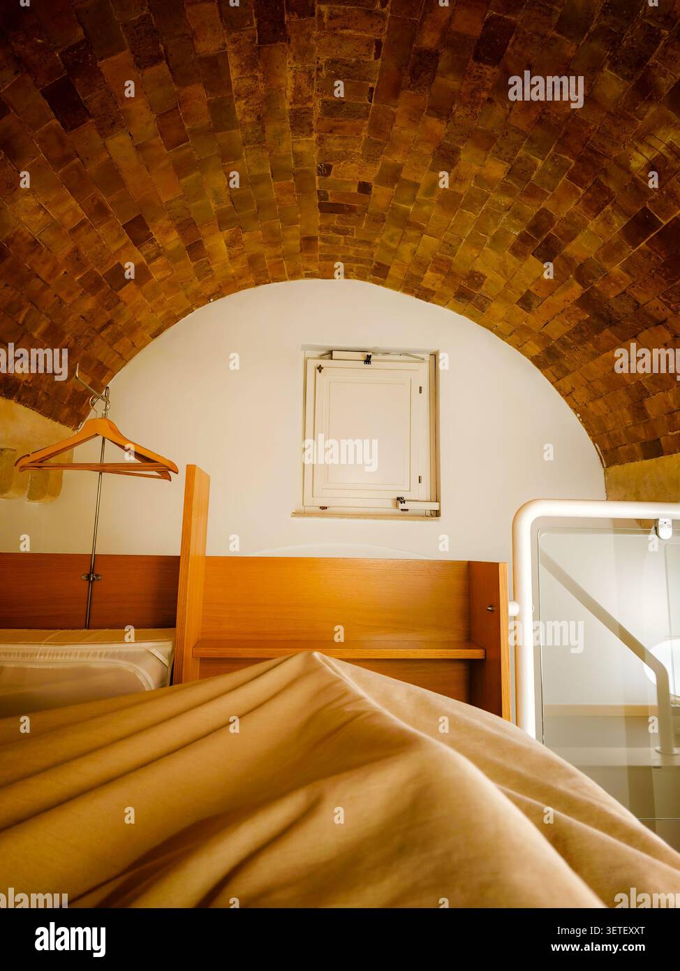 Das Innere des Matera Sassi Höhlenhotels mit alten Steinmauern, einzigartigen Höhlenwohnungen und historischer Architektur in Italien Stockfoto
