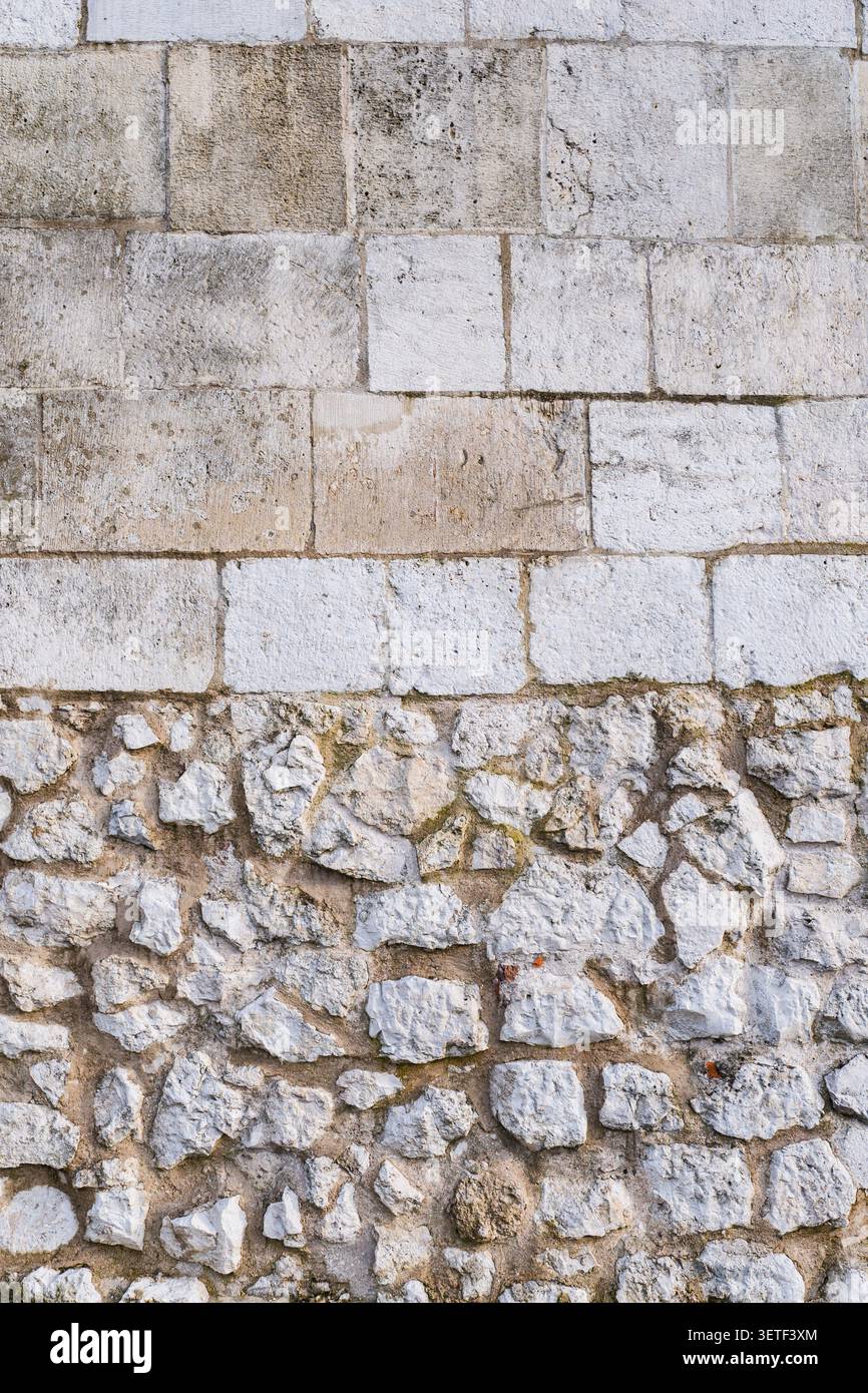 Die Textur einer Wand aus weißem Kalkstein Stockfoto