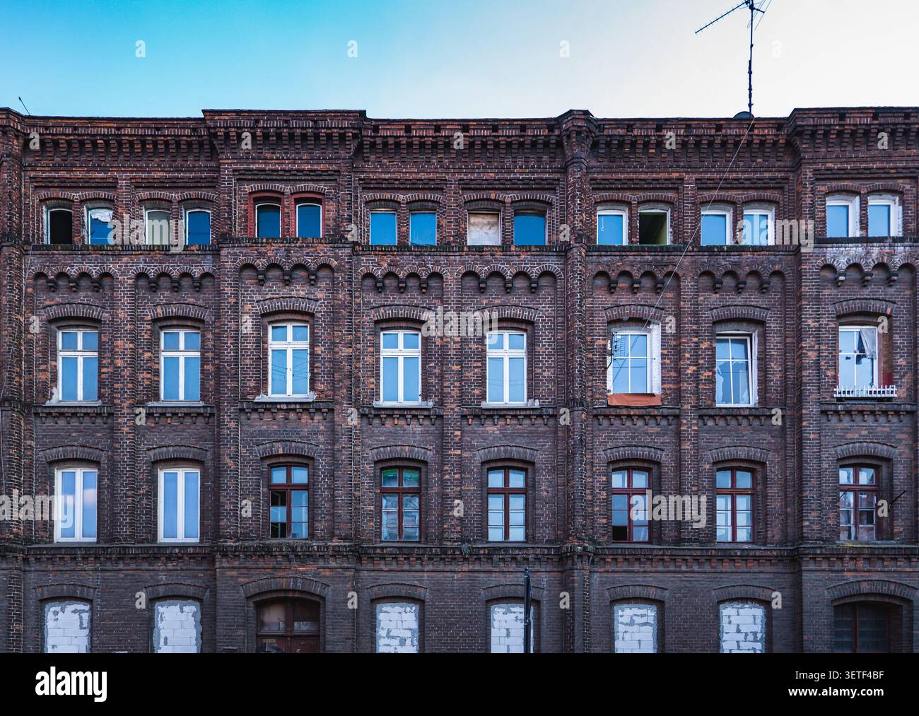 Die Vorderfassade der verlassenen ehemaligen Fabrikgebäude Stockfoto