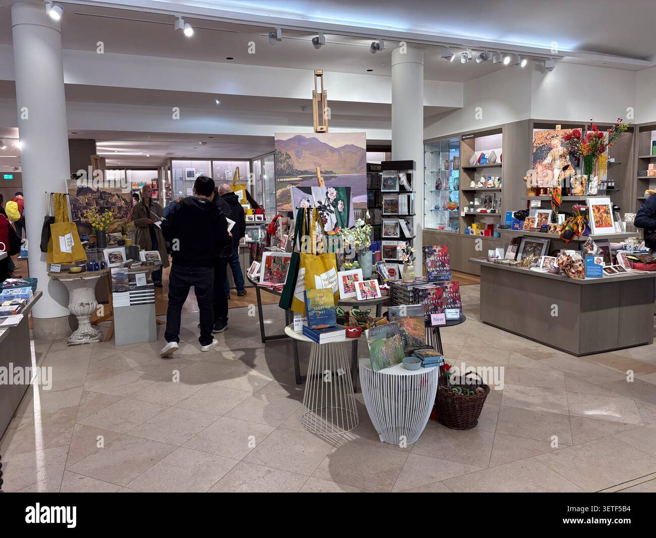 Innenansicht des Souvenirshops in den National Galleries of Scotland, Edinburgh, Schottland, mit Kunstbüchern, Tragetaschen, und Souvenirs. Stockfoto