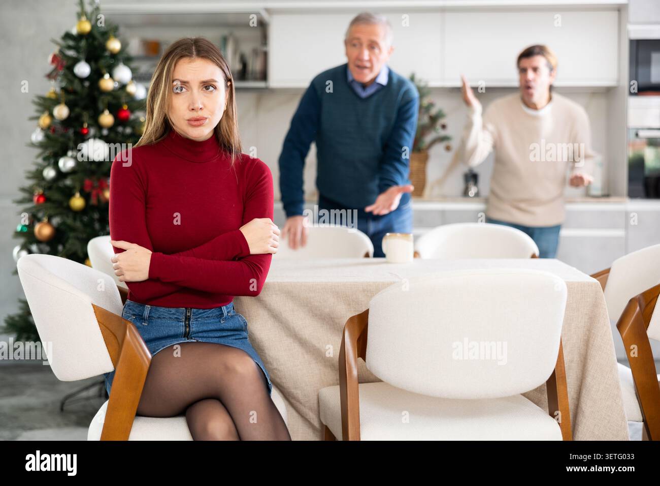 Familienstreit zu Weihnachten - traurige Frau will nicht mit Vater und Ehemann reden Stockfoto
