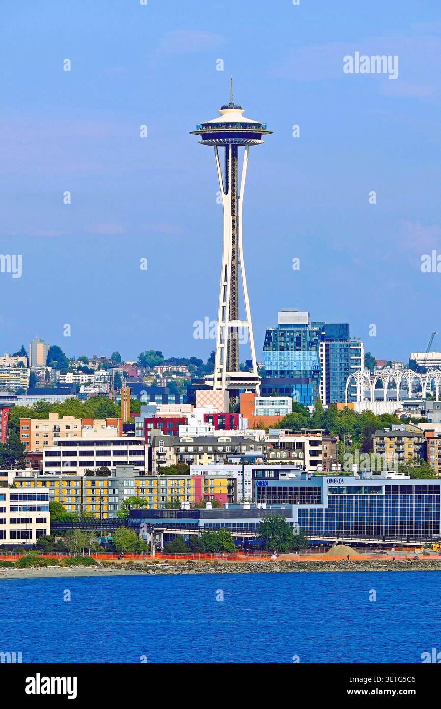 Eine vertikale Ansicht des ikonischen Space Needle-Beobachtungsturms in Seattle, Washington, USA Stockfoto