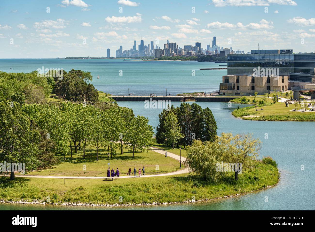 Chicago, USA - 13. Juni 2026 - Panoramablick auf die pulsierende Skyline von Chicago mit Blick auf einen ruhigen See, umgeben von üppigem Grün und Wanderwegen Stockfoto