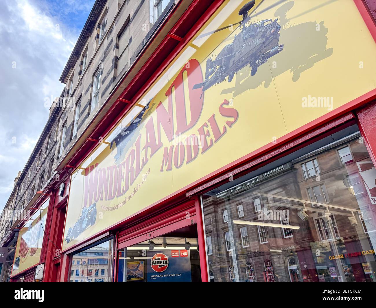 Kaufen Sie Front of Wonderland Models in Edinburgh, Schottland, mit einem Logo im Luftfahrt- und Militärmaßstab auf einem gelben Ladenschild. Stockfoto