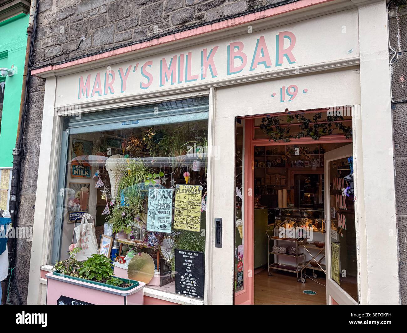 Kaufen Sie vor Mary's Milk Bar in einer Steinstraße in Edinburgh, Schottland, mit handwerklichem Eis, Eis und Milchshake Beschilderung. Stockfoto